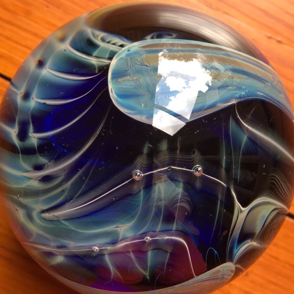 COLLECTORS SIGNED PAPERWEIGHT DEEP BLUE OCEAN - Picture 2 of 13